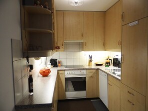 Cabinetry, Countertop, Spüle, Sinken, Küchengerät, Herd, Küche, Haushaltsgerät, Flooring, Holz