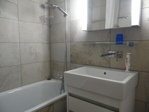 Badewanne, Armatur, Eigentum, Zapfhahn, Badezimmer, Dusche, Fenster, Duschkopf, Gebäude