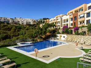 Agua, Edificio, Propiedad, Cielo, Planta, Árbol, Ventana, Ocio, Diseño Urbano, Piscina