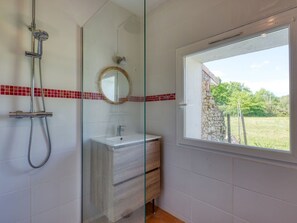 Plumbing Fixture, Window, Building, Tap, Bathroom, Wood, Plant, Interior Design, Shower Bar