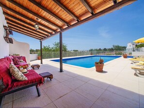 L'Eau, Propriété, Ciel, Meubles, Plante, Piscine, Bleu Azur, Ombre, Mobilier De Jardin, Design Intérieur