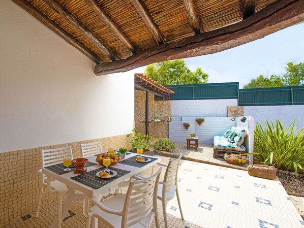 Plante, Propriété, Design Intérieur, Table, Bois, Arbre, Bâtiment, Sol, Sol, Ombre