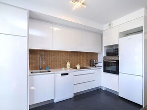 Cabinetry, Countertop, Deckenventilator, Zapfhahn, Gebäude, Sinken, Herd, Küche, Haus, Holz