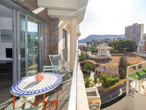 Table, Propriété, Meubles, Bâtiment, Ciel, Chaise, Nuage, Plante, Éclairage, Mobilier De Jardin