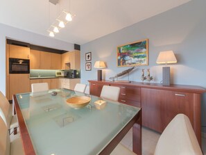 Cabinetry, Countertop, Möbel, Eigentum, Tabelle, Gebäude, Küche, Stuhl, Interior Design, Holz