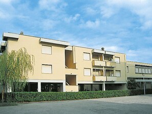 Wolke, Himmel, Gebäude, Eigentum, Fenster, Pflanze, Grundstueck, Urban Design, Gras