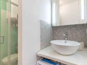 Miroir, Propriété, Robinet, Lavabo, Luminaire Plomberie, Évier, Salle De Bains, Bâtiment, Design Intérieur
