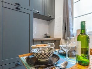 Vaisselle, Aliments, Vaisselle, Cabinetry, Bouteille, Drinkware, Assiette, Appareil De Cuisine, Design Intérieur, Bois