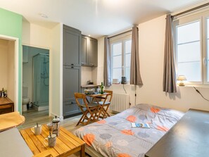 Möbel, Eigentum, Tabelle, Fenster, Azurblau, Interior Design, Holz, Textil, Gebäude, Orange