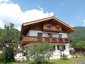 Tabelle, Himmel, Möbel, Geschirr, Gebäude, Interior Design, Gartenmöbel, Veranda, Schatten, Stuhl