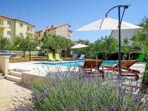 Plante, Ciel, Bâtiment, Meubles, Table, Bleu Azur, Arbre, Fenêtre, Ombre, Mobilier De Jardin