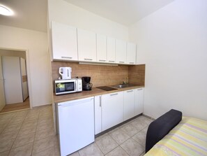 Flooring, Interior Design, Fussboden, Möbel, Major Appliance, Zimmer, Countertop, KĂŒche, Decke, Wohnung