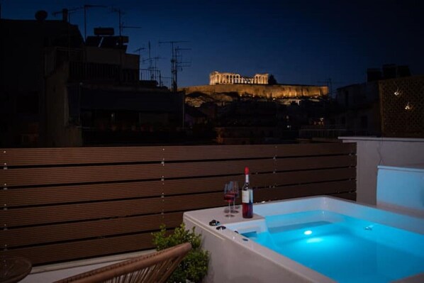 Outdoor spa tub