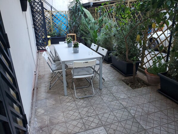 Outdoor dining