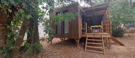 le bungalow au milieu des chênes verts, châtaigniers et pins maritime