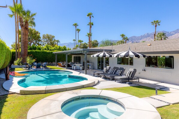 Sun lovers dream pool, spa and back yard!