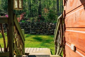 Front porch with 4 stairs to the porch