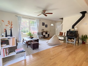 Living room with the view on the lake and the garden 