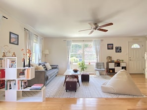 Living room with the view on the lake and the garden 