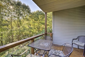 Deck | Gas Grill | Dining Table | Mountain Views