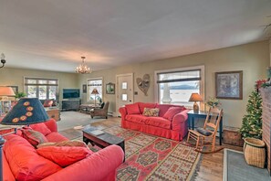 Living Room | Free WiFi | DVD Player | Central Heating | No A/C | Gas Fireplace