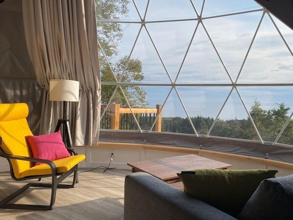 Our domes offer a beautiful living space immersed in nature. (1)