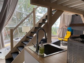Nos dômes offrent un bel espace de vie immergé en pleine nature. (2)