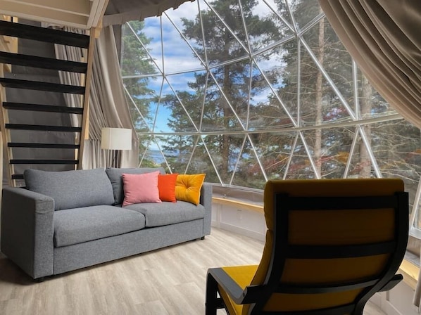 Nos dômes offrent un bel espace de vie immergé en pleine nature. (1)