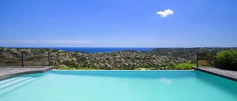 Vue de la terrasse sur la piscine, mer et sur le golf de Sainte-Maxime.