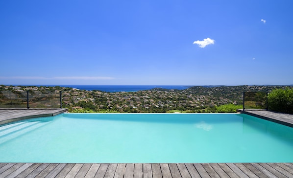 Vue de la terrasse sur la piscine, mer et sur le golf de Sainte-Maxime.