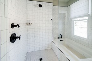 Wetroom style bath w/quality soaps