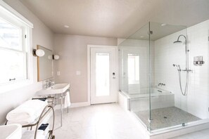 Wetroom style bath