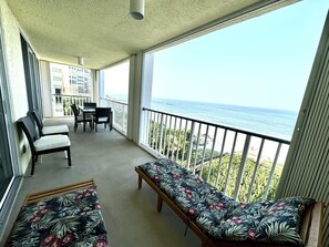 Large balcony with 6 person table & lounge chairs overlooking beach