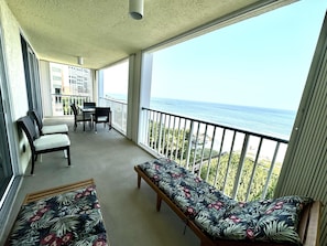 Large balcony with 6 person table & lounge chairs overlooking beach