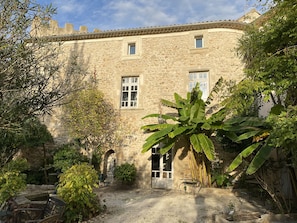 Bâtiment principal - aile ouest + terrasse principale (sud)