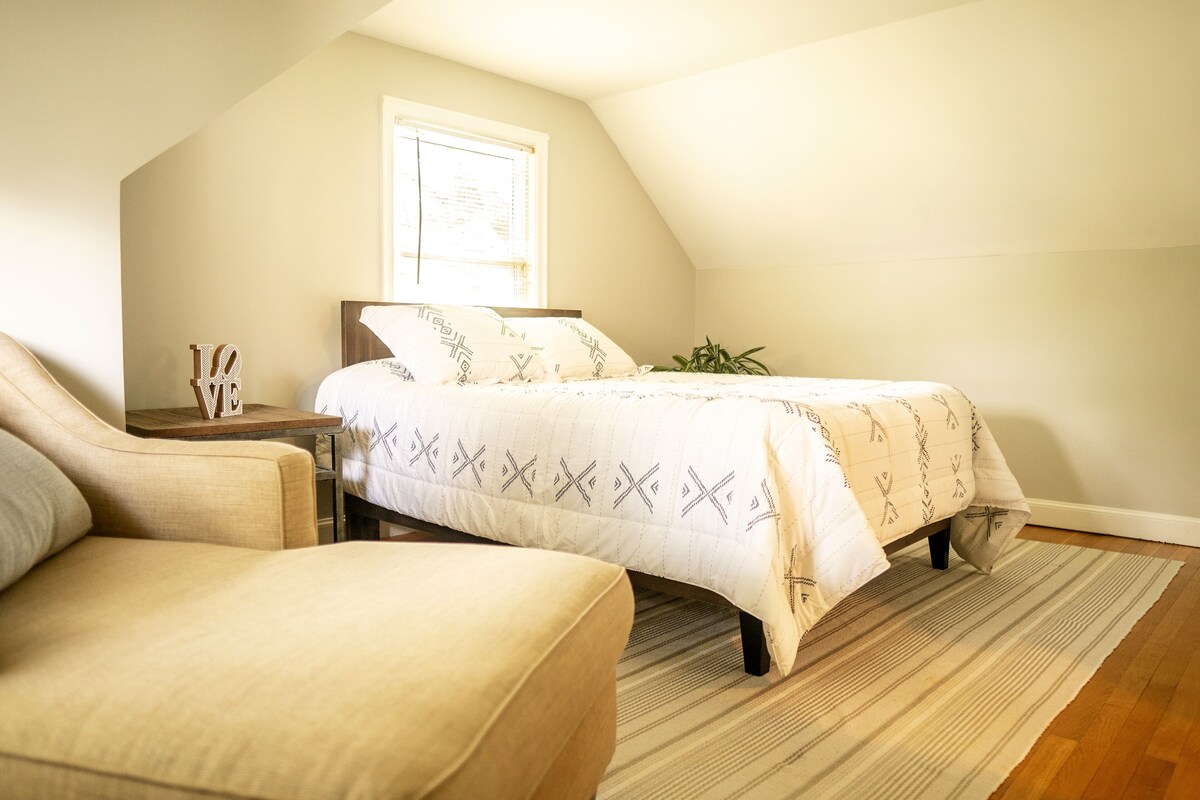 Charming 4-Bed / 2-Bath House in Ideal Location!