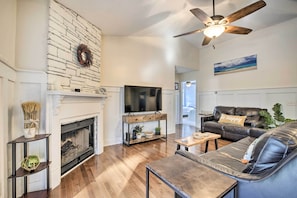 Living Room | Keyless Entry | Fireplace | Free WiFi | Smart TV