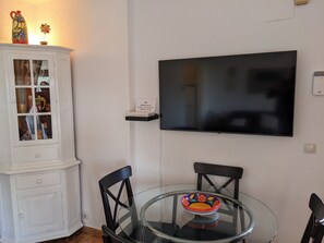 Lounge (Dining)