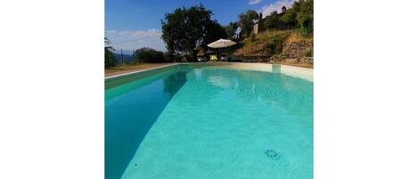 Agua, Cielo, Piscina, Árbol, Planta, Rectángulo, Paisaje Natural, Sombra, Hierba, Mesa