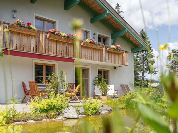 Pflanze, Gebäude, Eigentum, Fenster, Wolke, Himmel, Wohngebiet, Hütte, Freizeit, Haus