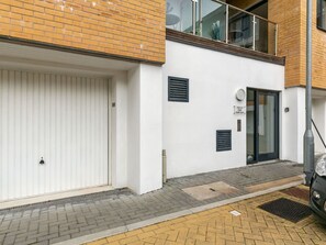 Eigentum, Fenster, Gebäude, Holz, Strassenbelag, Asphalt, Die Architektur, Fahrzeug, Nachbarschaft