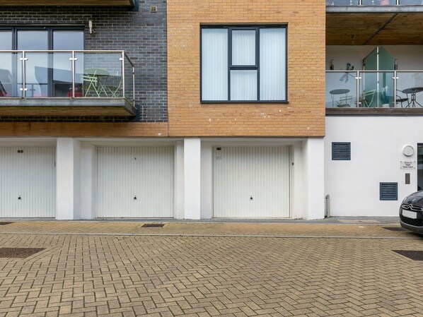 Gebäude, Eigentum, Fenster, Infrastruktur, Asphalt, Strassenbelag, Holz, Die Architektur, Nachbarschaft, Wohngebiet
