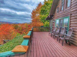 Amazing mountain views w. extended patio and Adirondack chairs