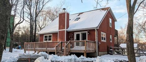 Welcome to the Hidden Bear! A stylish saltbox perfect for small family/group of friends.