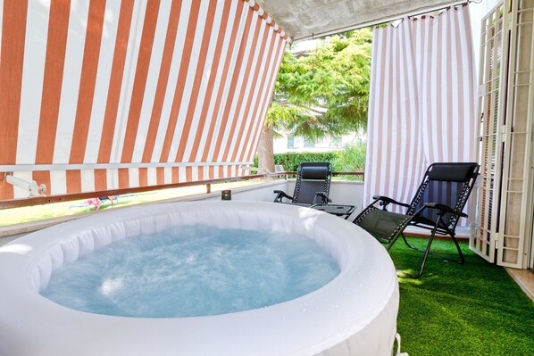 Outdoor spa tub