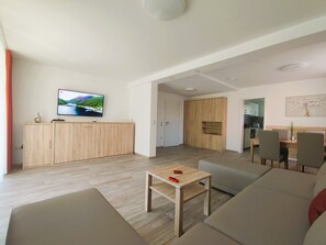 Wohnzimmer und Esszimmer der Ferienwohnung MAXIMA 3 in Bad Arolsen Braunsen