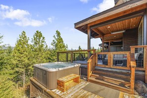 Private outdoor 6 person hot tub