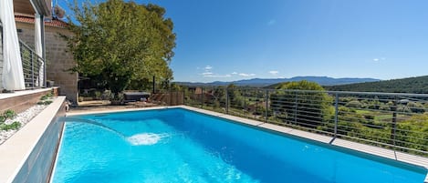 Die Villa Little Arya bietet von jeder Ecke des Außenbereichs aus einen atemberaubenden Blick auf das Tal und den Fluss Cetina