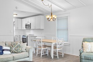 Black Jack Bungalow Dining