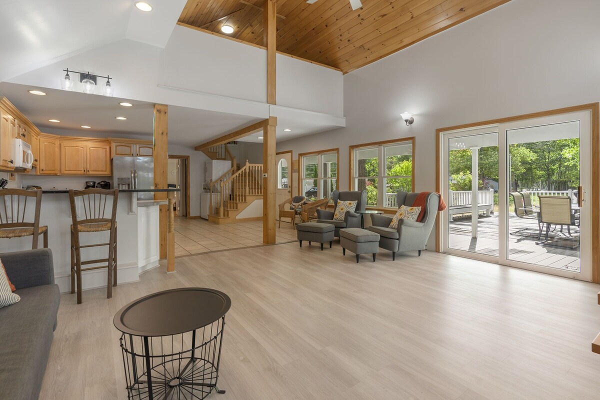 Lakeside Living wsandy beach, gas fireplace -easy 25 minute commute to Portland